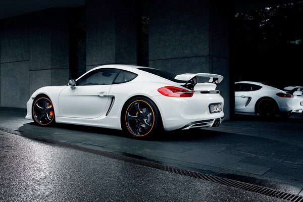 Coche Porsche blanco en el Tuning original