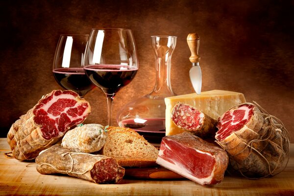 Charcuterie et deux verres de vin rouge