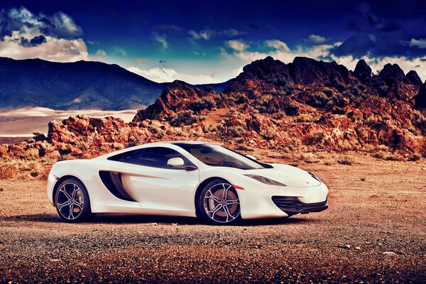 McLaren blanc debout dans les montagnes