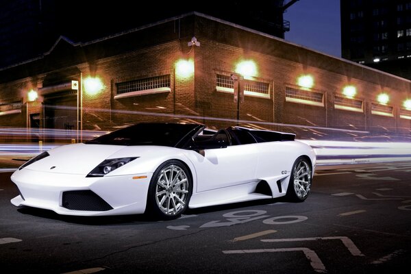 Lamborghini Mursilago corre por las calles nocturnas