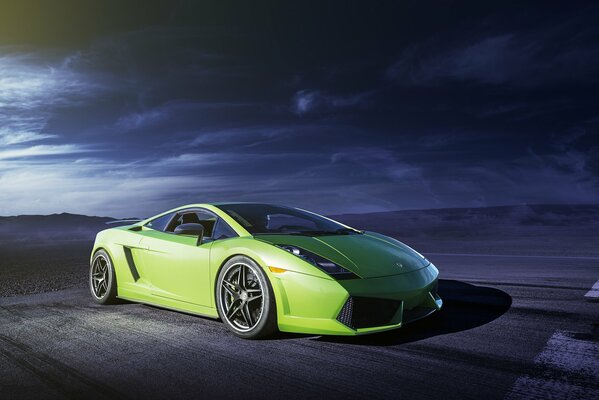 Lamborghini Gellardo la nuit à la lumière des lanternes