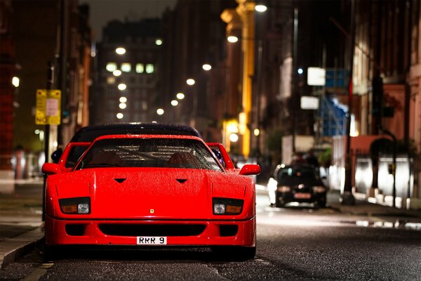 El coche rojo de Ferrari en el fondo de la calle