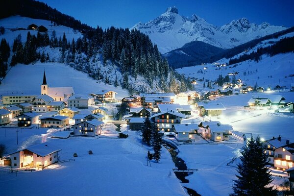 Balneario de invierno austriaco por la noche