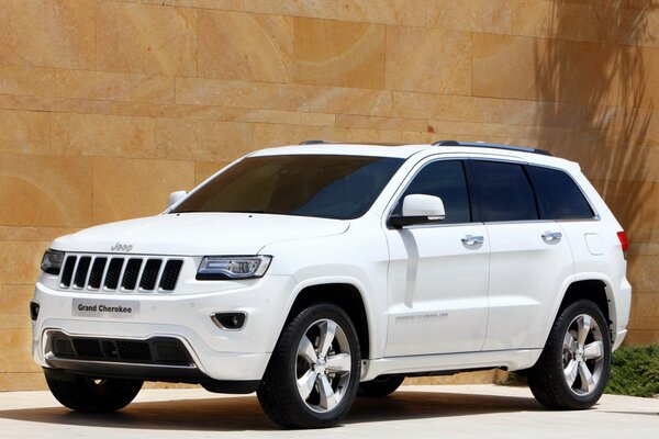 Белый джип внедорожник grand Cherokee