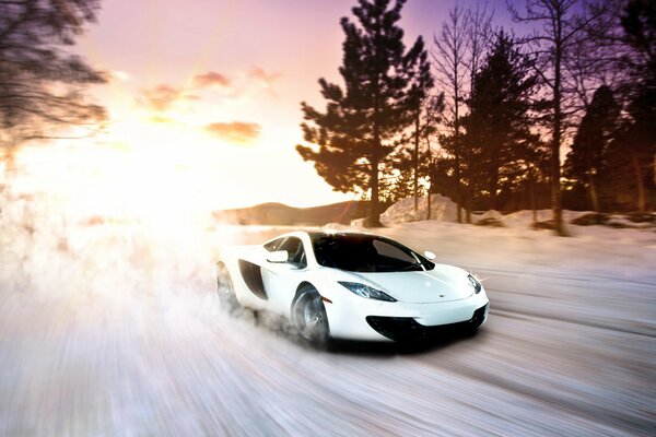 Super Car McLaren sullo sfondo del tramonto invernale