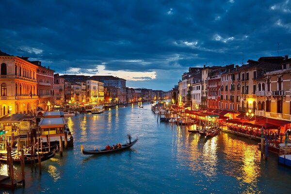 El canal de Venecia. Luces de la noche de Venecia