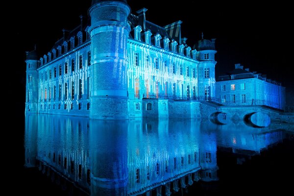 Château de po au milieu de l eau avec rétro-éclairage et réflexion