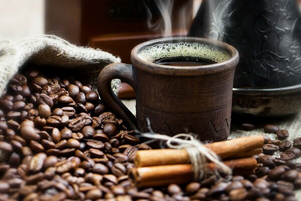 Caffè caldo in una tazza di argilla