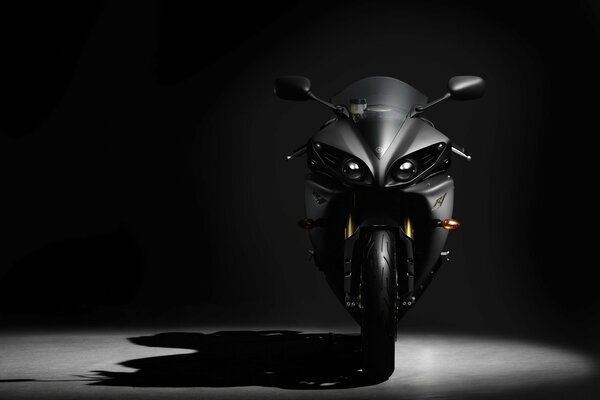 Yamaha sportbike nera che getta un ombra