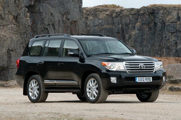 Toyota negro en el fondo de las rocas