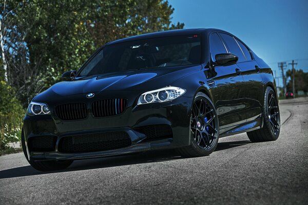 Fondo de pantalla negro BMW M5 f10 en la carretera