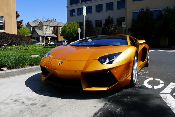 Orange Lamborghini aventador unter Gebäuden