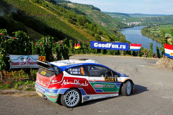 Ford Fiesta participe aux courses de rallye