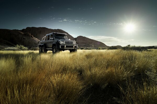 Mercedes SUV en medio de la puesta de sol