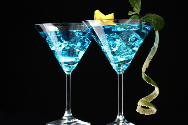 Cocktail bleu avec de la glace sur fond noir