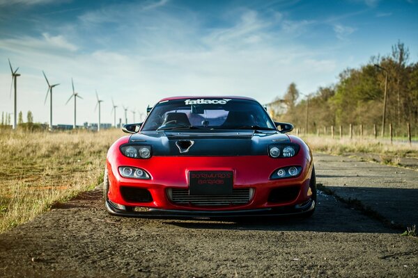 Mazda RX-7 sur la route de campagne vue de face