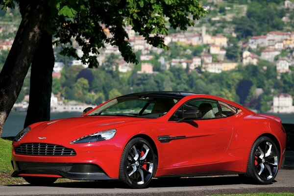 Rotes Aston Martin Konzept vor dem Hintergrund der Stadtlandschaft