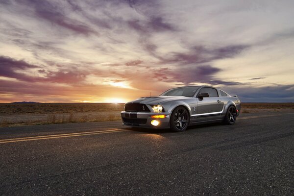 Sfondi per gli appassionati di auto. Ford Mustang al tramonto