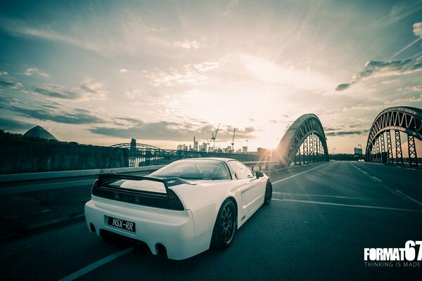 La voiture de sport rapide Honda nsx est prête à conquérir non seulement les routes de la ville