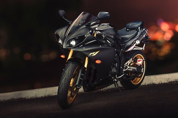 Moto sportiva nera Yamaha