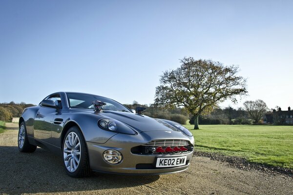 Aston Martin B12-voiture James Bond