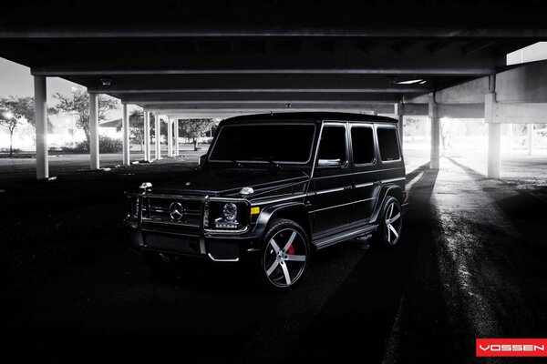 Mercedes Benz noire sous le viaduc dans des couleurs sombres