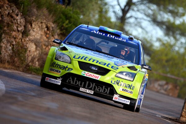 Carreras de coches en la pista de carreras en el tráfico