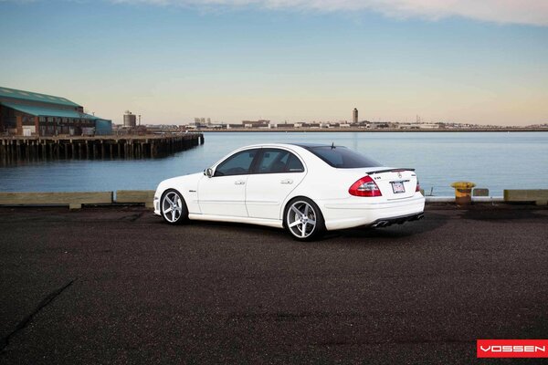 Blanc Mercedes classe e sur le front de mer