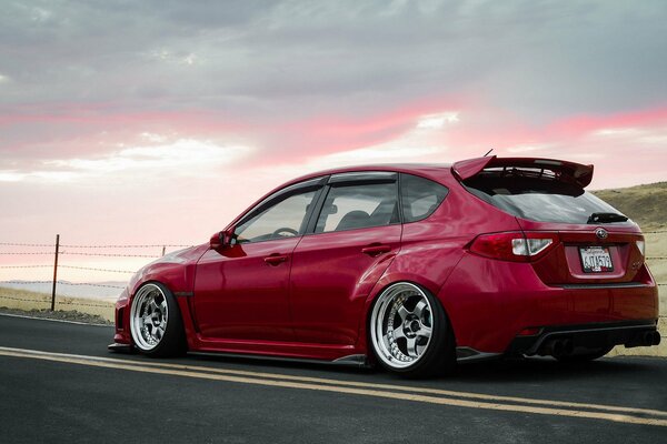 Voiture Subaru rouge sur la route 