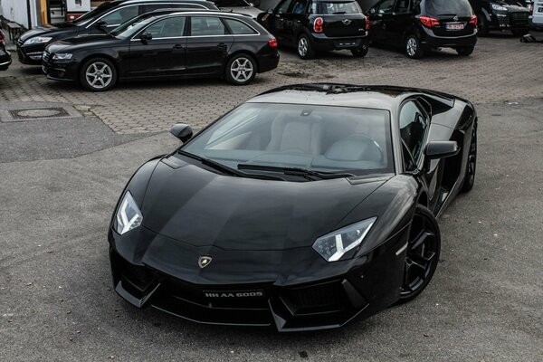 Lamborghini sportif noir . Vue de face