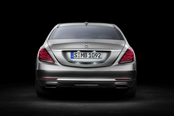 Silberne Mercedes-Benz s-Klasse