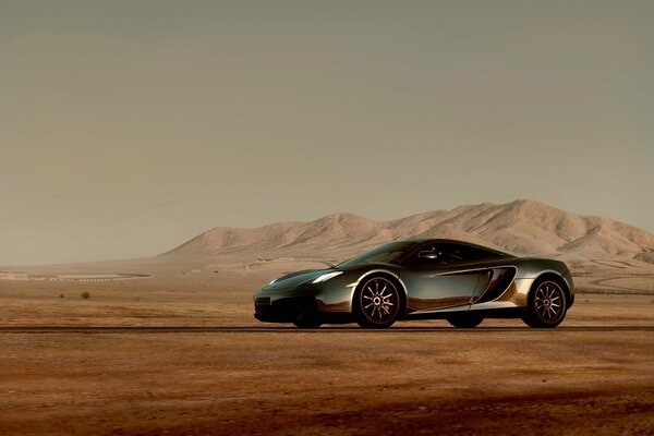 McLaren dans le désert avec une chaîne de montagnes sur fond lointain