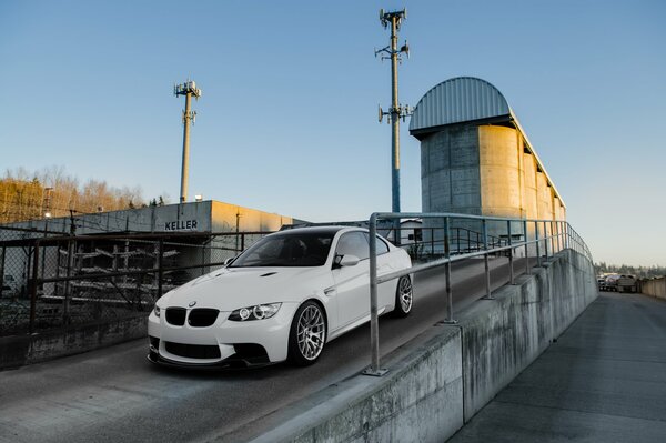 Weißes BMW-Coupé auf der Überführung