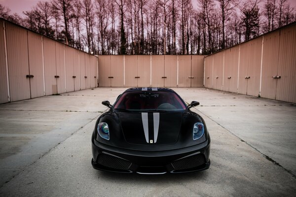 Vista frontale di una Ferrari nera