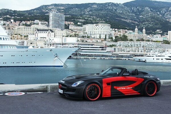 Ein Mercedes Roadster an der Uferpromenade von Monaco