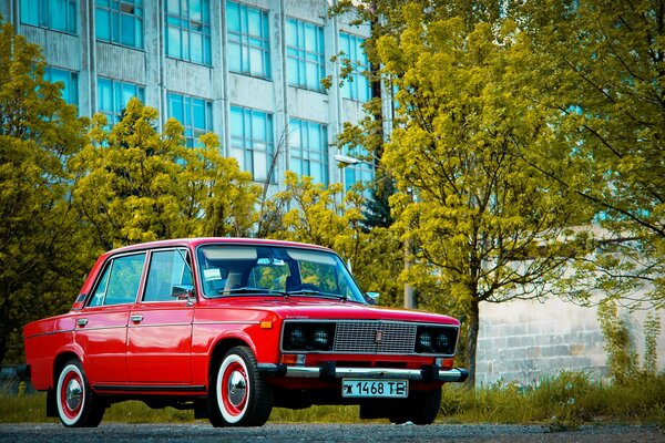 Coche retro rojo en el estacionamiento