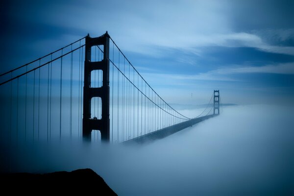 Lungo ponte nella nebbia