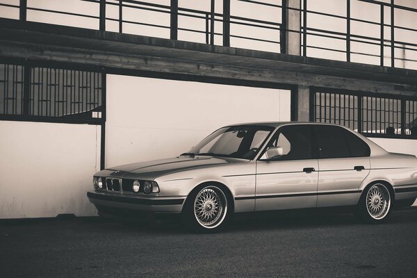 Foto en blanco y negro del coche de BMW