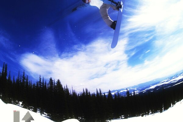 Snowboarder, der einen Trick in der Luft ausführt