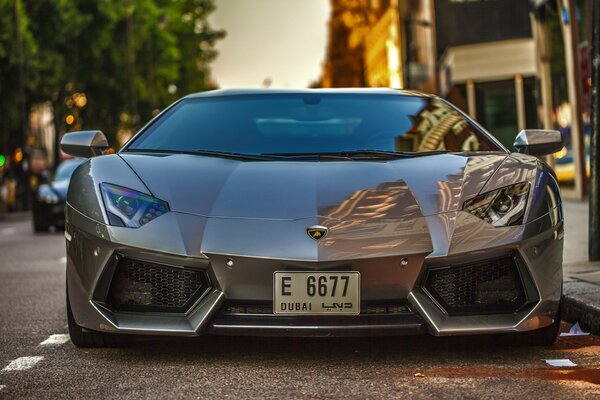 Selbstbewusster Lamborghini schneidet durch die Stadtmassiven