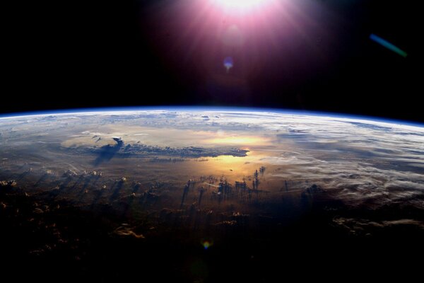 Vue de l espace sur la lueur de l atmosphère de la planète et sur les nuages