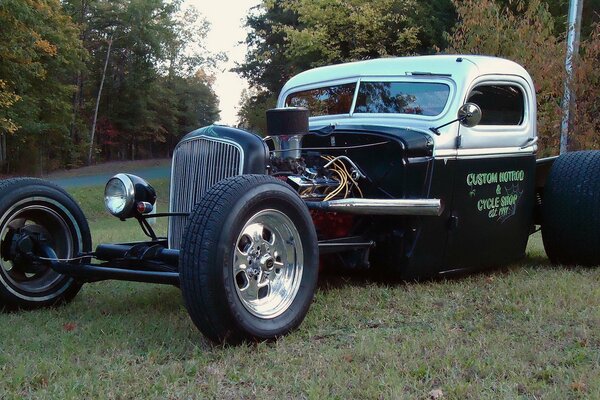 Coche tuneado Hot Rod se encuentra en el césped