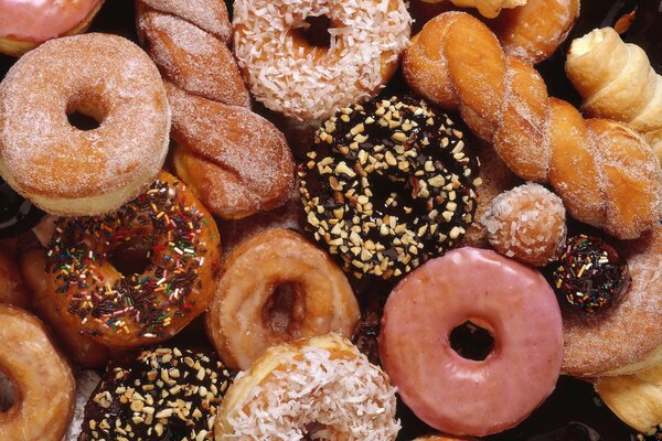 Gebäck. Donuts mit verschiedenen Pulvern