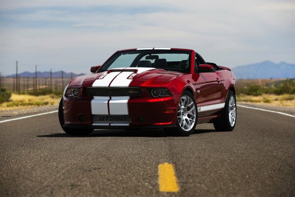 Sport Ford Mustang rouge avec des rayures blanches