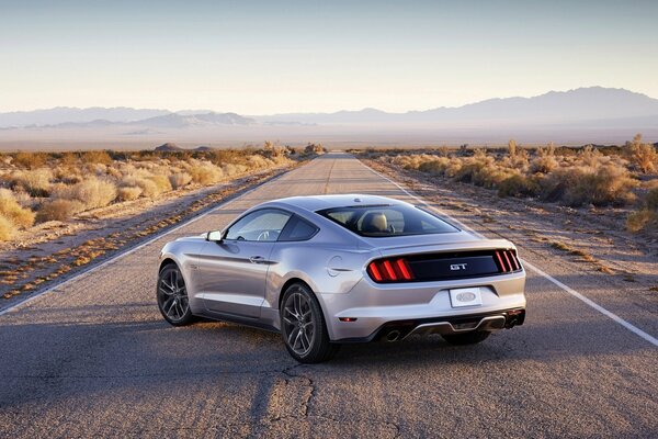 Muscle Car Ford Mustang en el horizonte