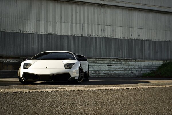 Lamborghini si è fermata in un cantiere abbandonato