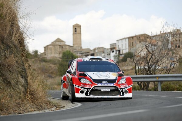 Un Ford de carreras sale por una curva