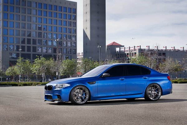 BMW voiture bleue sur le fond d un immeuble de plusieurs étages