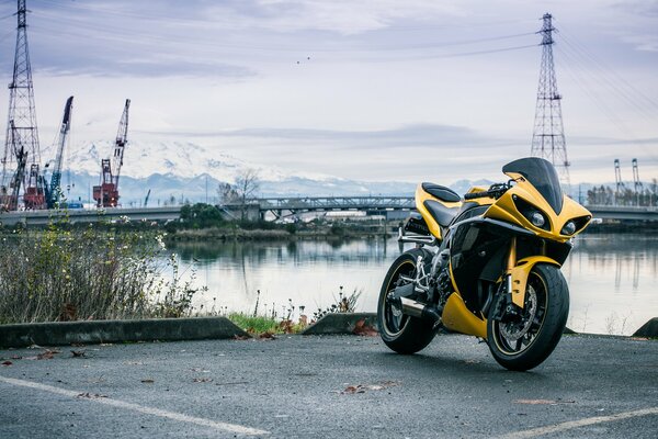 Moto jaune sur la rive de la rivière