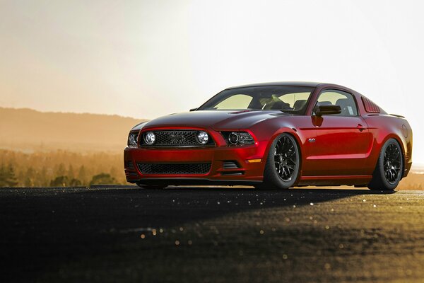 Ford mustang gt, im Hintergrund der Morgendämmerung